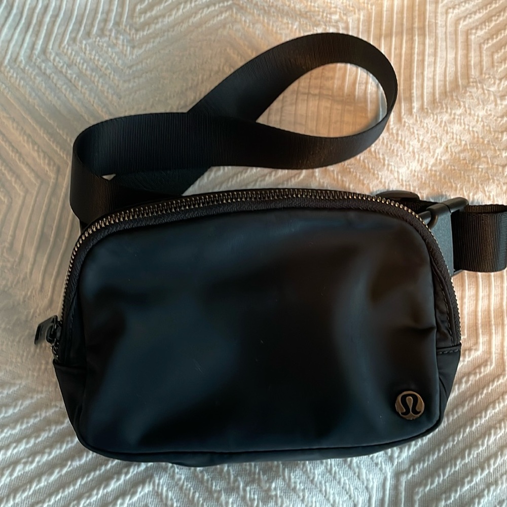 Lululemon everywhere belt bag black